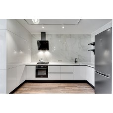 Bucatarie Luka modern albă la comandă.(EGGER/AGT)