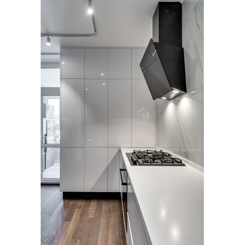 Bucatarie Luka modern albă la comandă.(EGGER/AGT)